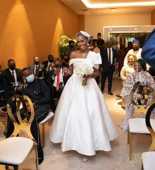 Elegantan Afrički vjenčanicu Dužine do Gležnja S Otvorenim Ramenima Jednostavnim Linijama Boje Bjelokosti Mrlja Vjenčanica Luk Vjenčanica