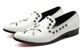 Bijele cipele sa zakovicama za muškarce s šiljastih glava i bijelim nogama Funky casual cipele u stilu punk i moderan muška obuća cipele od manekenske